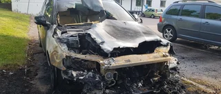 Två bilar brann utanför förskola