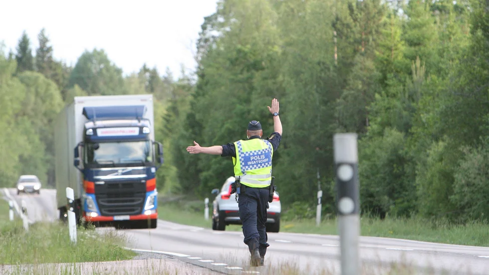 En man i 25-årsåldern stäms nu för att olovligen ha kört en lastbil, men också en personbil, i Hultsfred. 