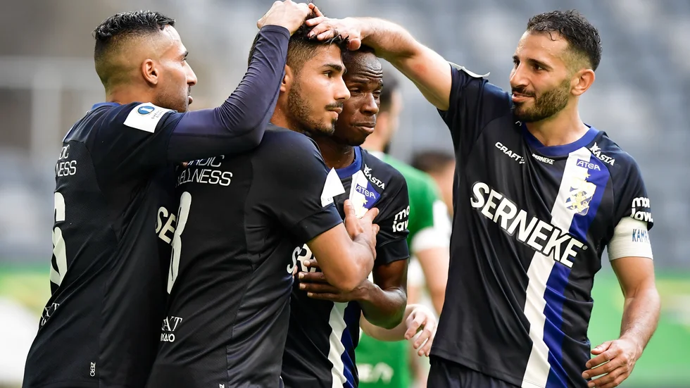 IFK Göteborgs Hosam Aiesh klappas på huvudet när han jublar med lagkamraterna efter sitt 2–1-mål mot Hammarby.