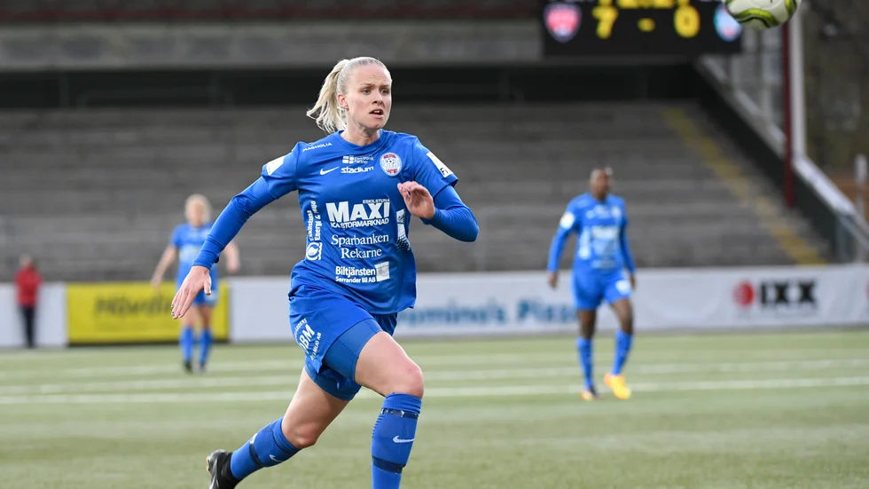 Eskilstunas Matilda Plan siktar på A-landslaget efter att förra året fått chansen åtta gånger med U23-landsget. "Det vimlar ju inte direkt av unga duktiga mittbackar i Sverige, så visst har hon chansen. Men det är en del jobb kvar", säger tränaren Magnus Karlsson. Arkivbild.