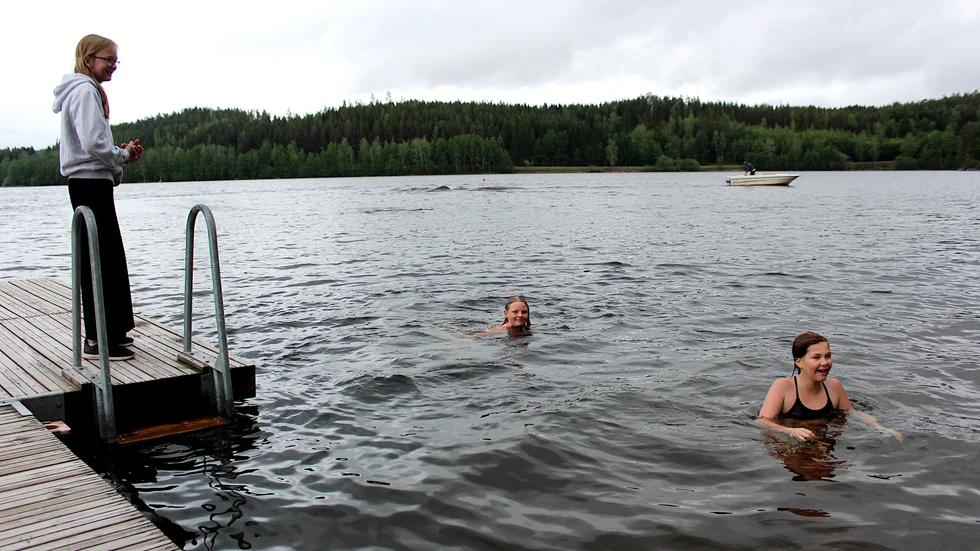 Izabella Daag och Hera Svahn har lite olika uppfattning om temperaturen i vattnet – om det är varmt eller kallt. Julia Öhrberg står över badet den här dagen.