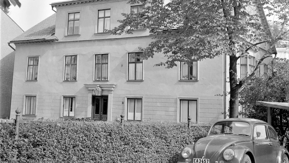 Omkring 1830 lät läkaren J A Åman uppföra ett pampigt bostadshus för sin familj. Byggnaden, som låg på Djurgårdsgatan 17, revs i slutet av 1970-talet. 