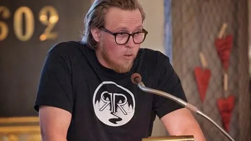 Pontus Johansson, talesperson för folkinitiativet, är skarpt kritisk till turerna kring formulering av fråga i folkomröstningen.