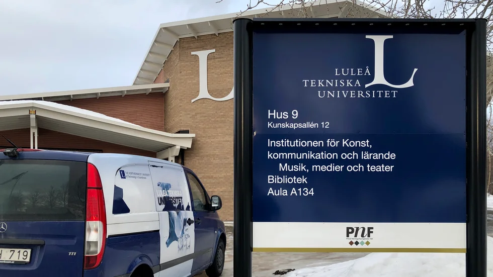 Nu växer kritiken mot universitetsledningens planer på att göra om journalistutbildningen i Piteå. 20 tidigare studenter vädjar till ledningen att tänka om. (Arkivbild)