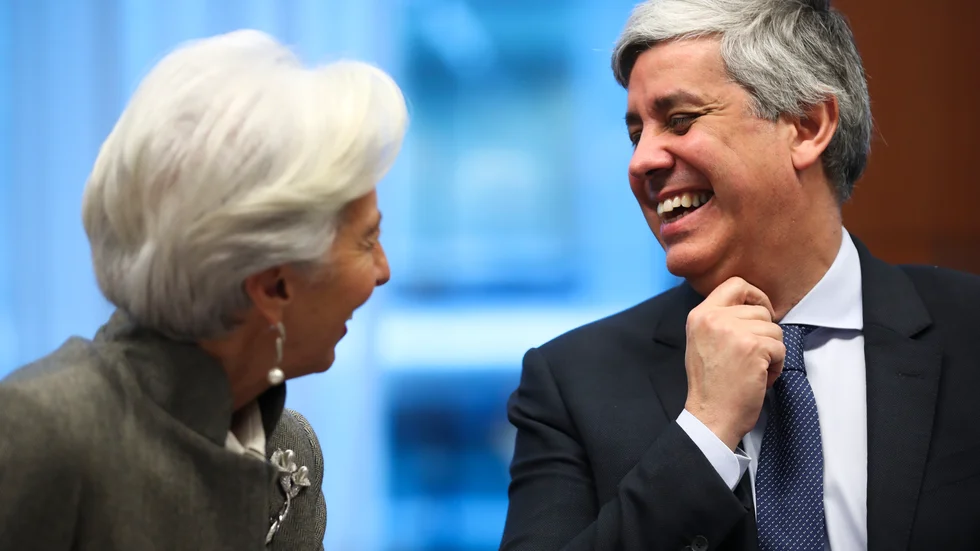 Eurofinansministrarnas mötesordförande Mario Centeno skrattar glatt tillsammans med Europeiska centralbankens chef Christine Lagarde. Arkivfoto.