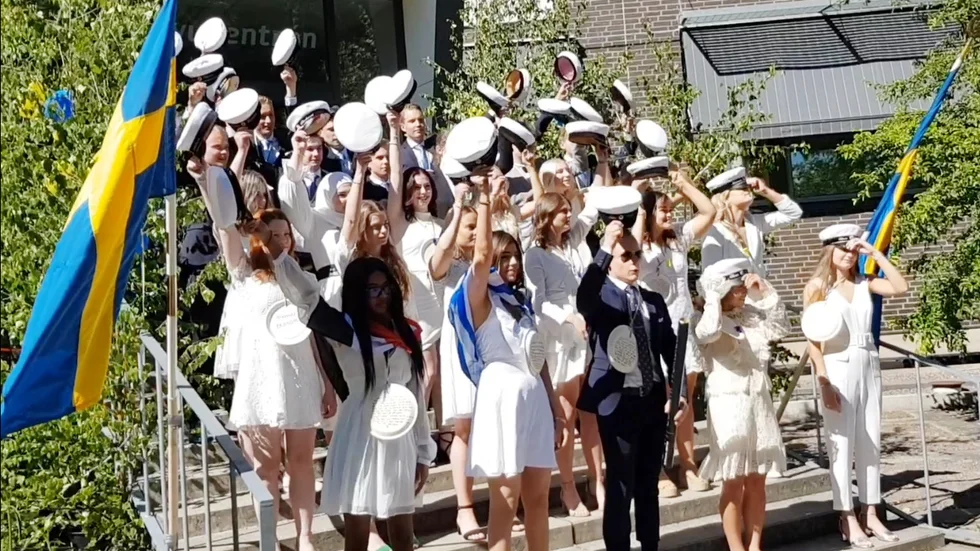 Klockan 15 i eftermiddag är det dags för nästa studentklass att springa ut på trappan på gymnasiet. Då handlar det om eleverna i teknikprogrammet. Vi sänder direkt från skolgården. Studenterna på bilden är från naturvetenskapligaprogrammet som rusade ute redan på onsdagen.