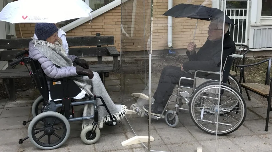 Else-Maj och Torsten Hedman har varit gifta i 66 år. Nu kan de inte ens hålla handen, då de endast kan mötas genom en plexiglasskärm. "Det känns hemskt att skiljas åt vid livets slutskede", säger Torsten Hedman.