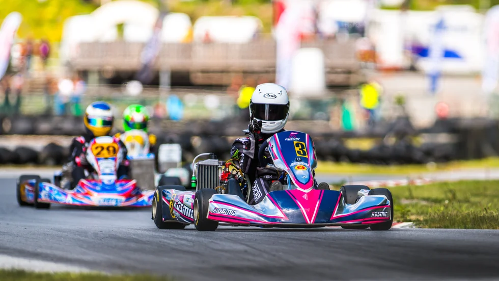 Junior Jonsson från Mantorp visar tecken för ytterligare en seger på gokartbanan. Tre raka segrar har han tagit och när reserestriktionerna släpper blir det testrace i Italien. "Jag ska bli proffs", säger Junior.