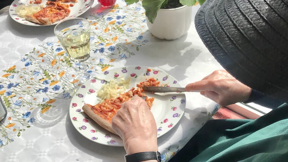 Till lunch bjöds det på pizza från den lokala pizzerian intill. En del valde att sitta ute och äta på sina balkonger.
