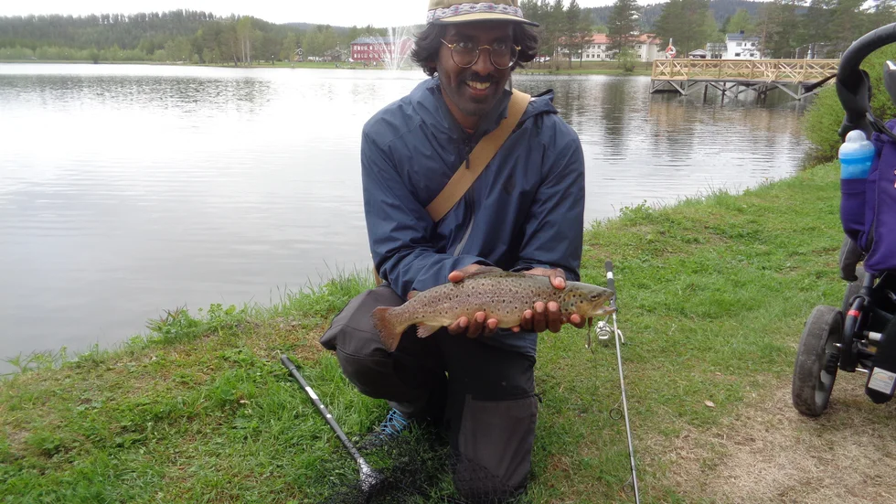 Lars Lindmark, Sundsvall, på tillfälligt besök i hemkommunen, fick en vacker öring redan på sitt andra kast.