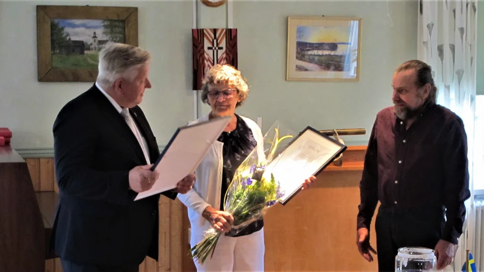 Mats Danielsson, kommunfullmäktiges ordförande, Britten Jonsson och Anders Stigbäck, ordförande i föreläsningsföreningen respektive hembygdsföreningen.