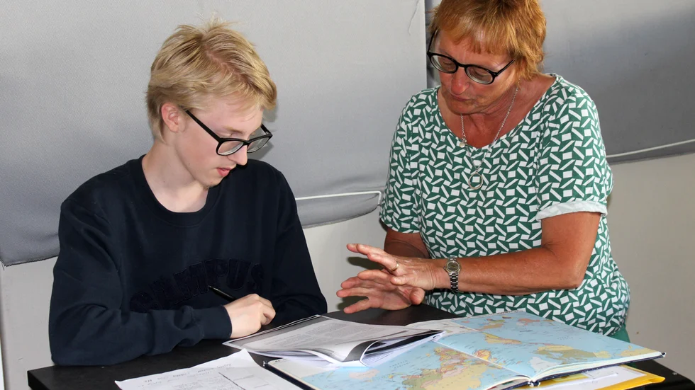 Läraren Ann-Charlott Almqvist instruerar eleven Philip Nilsson under lovskolan.
