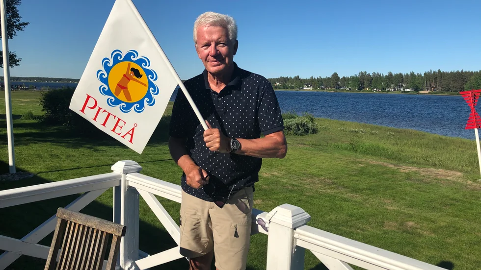 Av alla de logotyper som använts i marknadsföringen av Piteå är den så kallade "Badflickan" Lennart Boströms absoluta favorit. "Den skulle funka än idag", menar han men berömmer samtidigt den nuvarande Piteå-loggan.