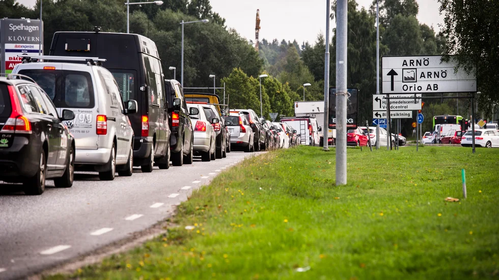 De återkommande köerna talar för att Arnö behöver fler vägar ut, inte bara via Nyköpings centrum. 