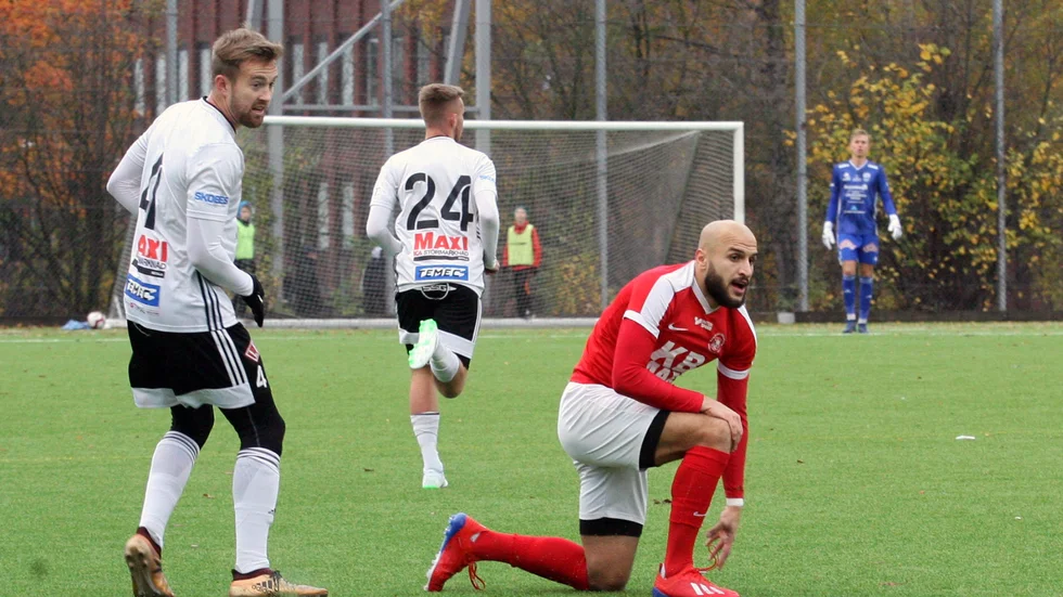Pashang Abdulla (i rött) spelade för Haninge i ettan ifjol och blir kvar på den nivån – men nu med Piteå IF. (Arkivbild)