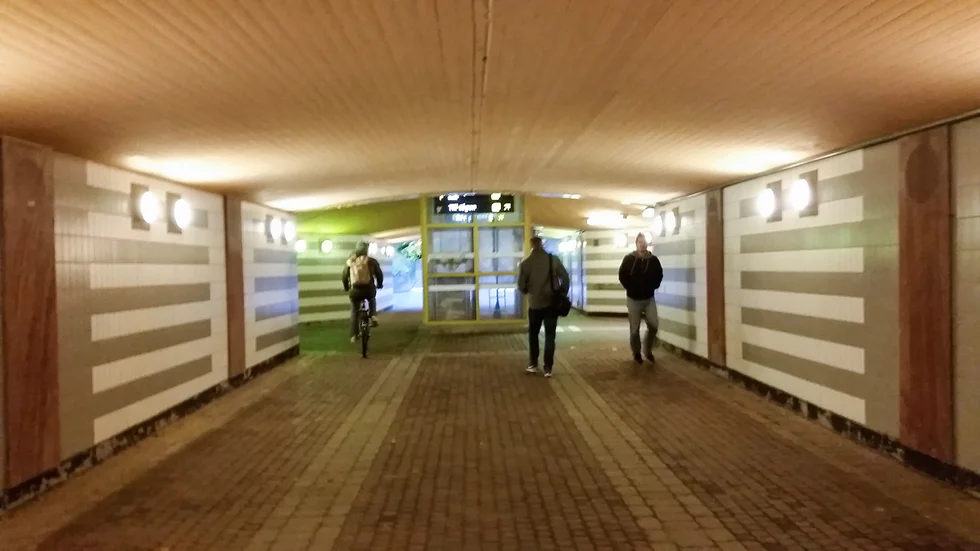 Enköpings resecentrum. Här bar den unge mannen kniv i självförsvarssyfte, enligt egen uppgift.