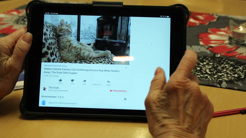 Elever från Wisbygymnasiet hjälper pensionärer att komma igång med datorn och surfplattan.