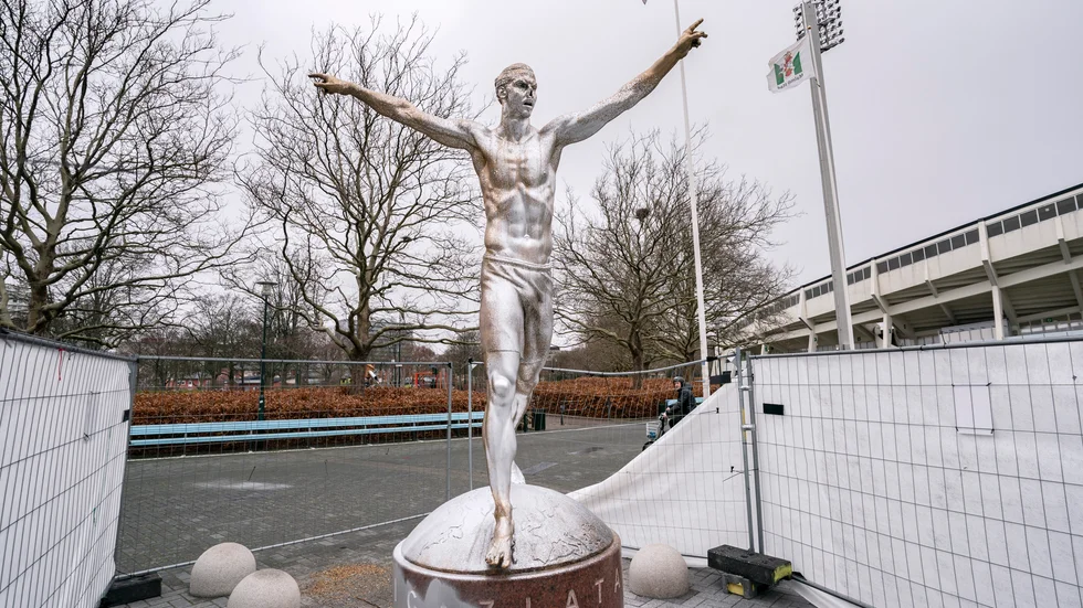 Zlatanstatyn på Stadiontorget i Malmö vandaliserades flera gånger i vintras. I reparerad form ska den stå någon annanstans i Malmö. Arkivbild.