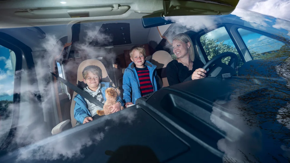 Emma Bauer och sjuåriga tvillingsönerna Ebbe och Vincent i familjens nya husbil. "Sverige är ett väldigt fint land och det finns mycket att upptäcka med husbil", säger Emma Bauer från Hyllinge utanför Helsingborg.