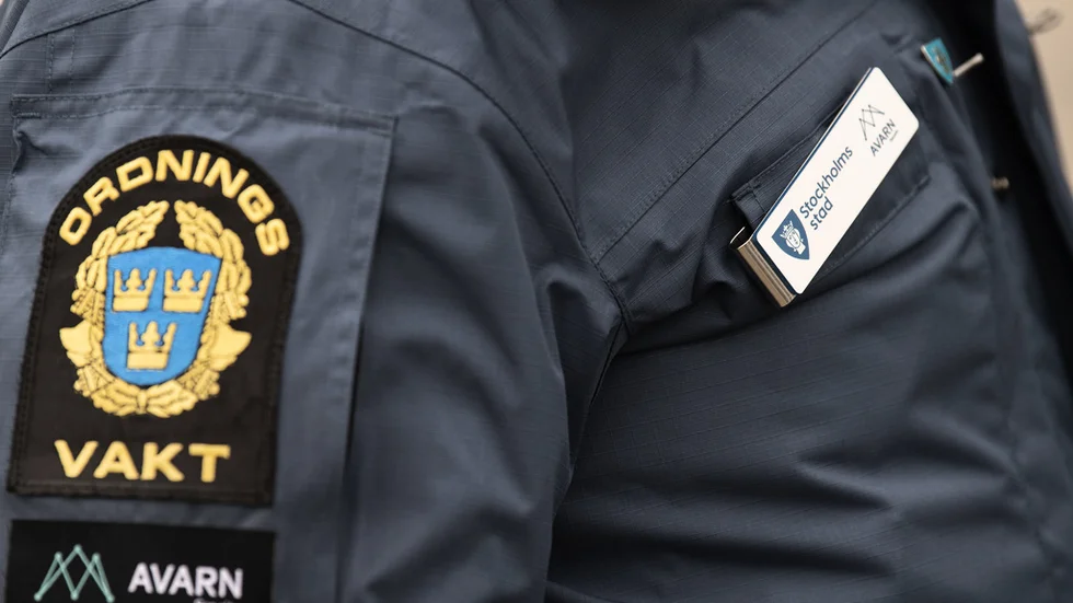 Två ordningsvakter hamnade i tumult på CK-parkeringen när en man i 60-årsåldern vägrade lämna platsen. 