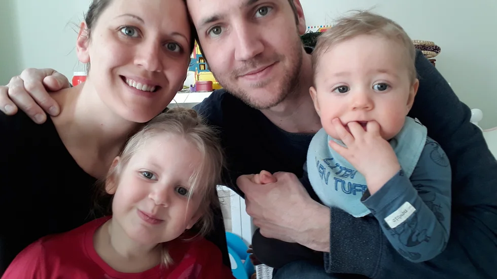 Karin och Christian Deutgen har ställt barnen i kö till en närliggande friskola. Men när det väl är dags kanske de ändå gör ett annat val. "Att barnen trivs är ändå viktigast och det vet man först då"