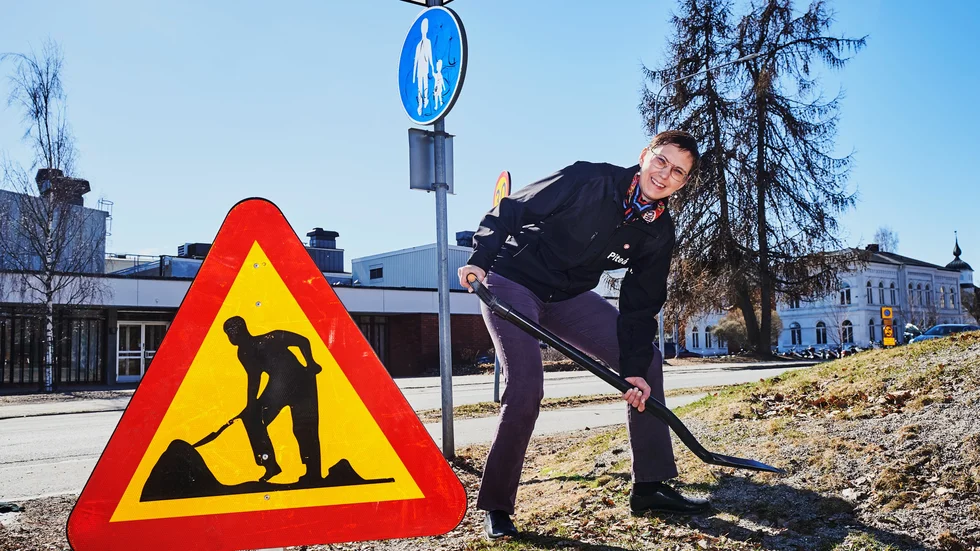 Helena Stenberg (S), kommunalråd tog det symboliska första spadtaget för nya Christinaprojektet.