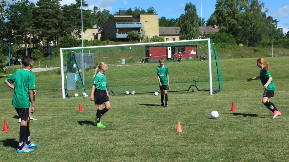 Det blir inga fotbollskolor för barnen i förskoleklass till årskurs sex under första veckan av sommarlovet.