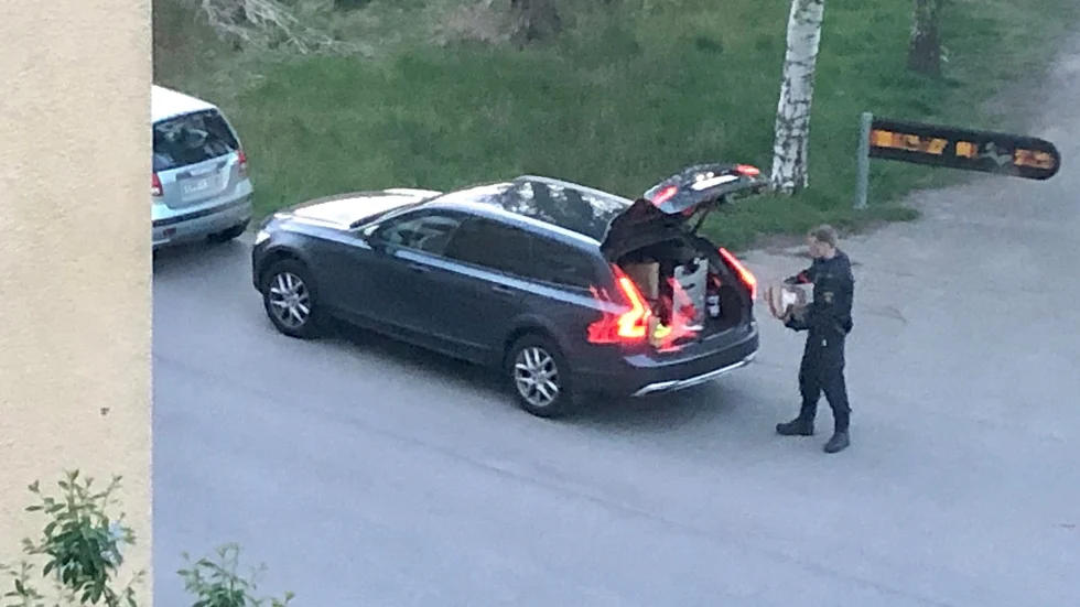 Polisen under husrannsakan på Norr. 
