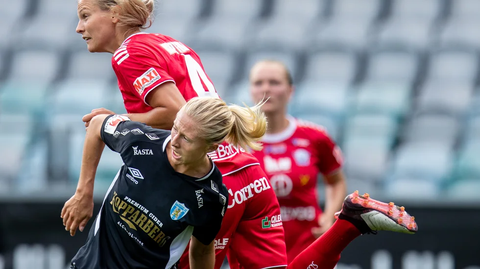 Lisa Lantz i duell med Rebecca Blomqvist.