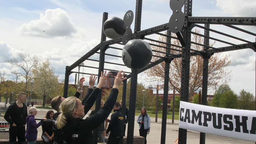 Nu finns ytterligare ett träningsalternativ i utomhusmiljö för Linköpingsborna. Vid Campushallen finns nu ett utegym. 