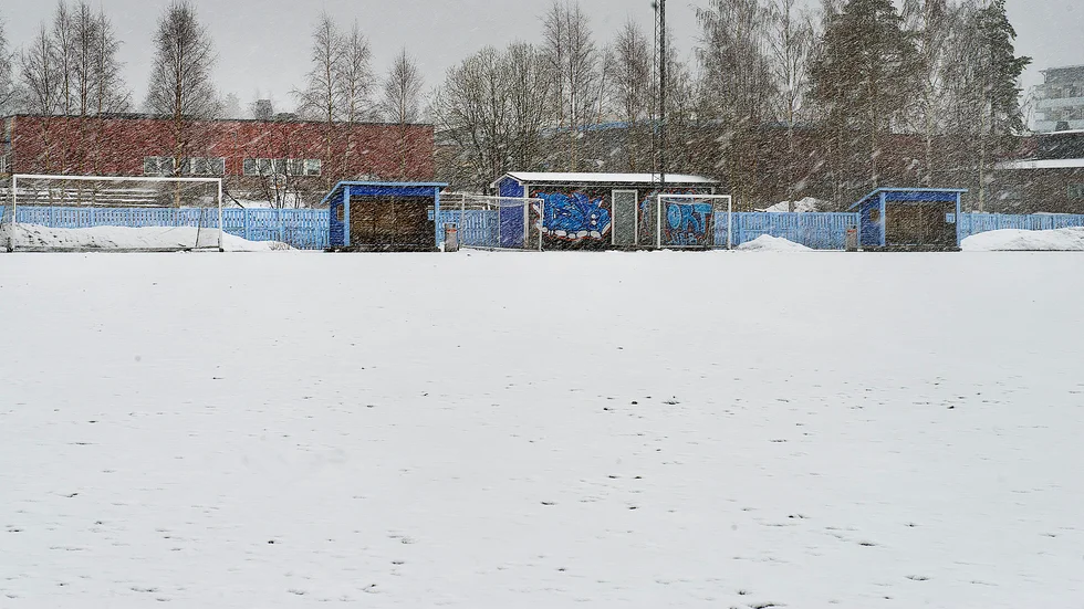 Tre konstgräsplaner i Luleå kommun har saltats för att snabba på smältningsprocessen.