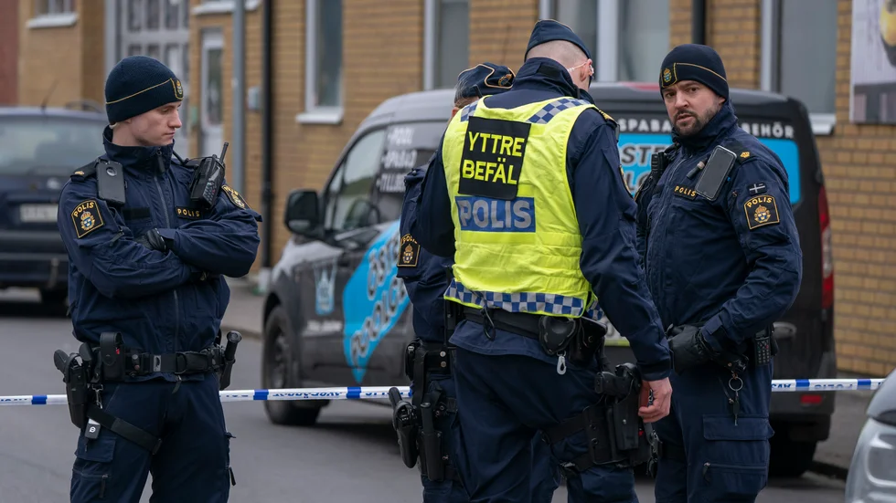 Polis och avspärrningar på Torsgatan i Tomelilla efter att en man hittats med skottskador den 18 mars. Arkivbild.