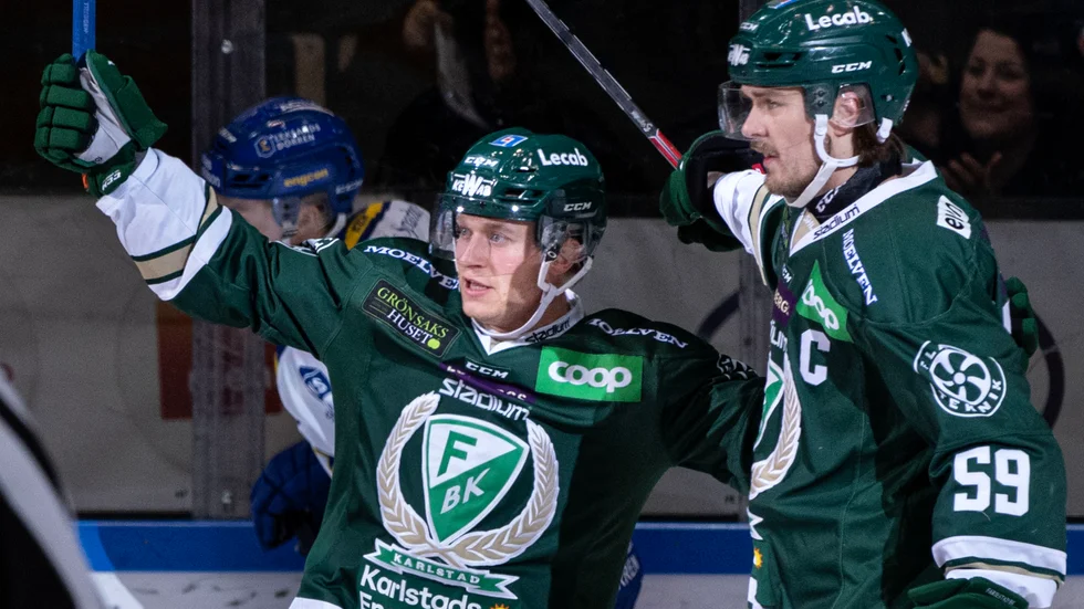Marcus Nilsson, till vänster, och Linus Johansson lämnar Färjestad. Arkivbild.