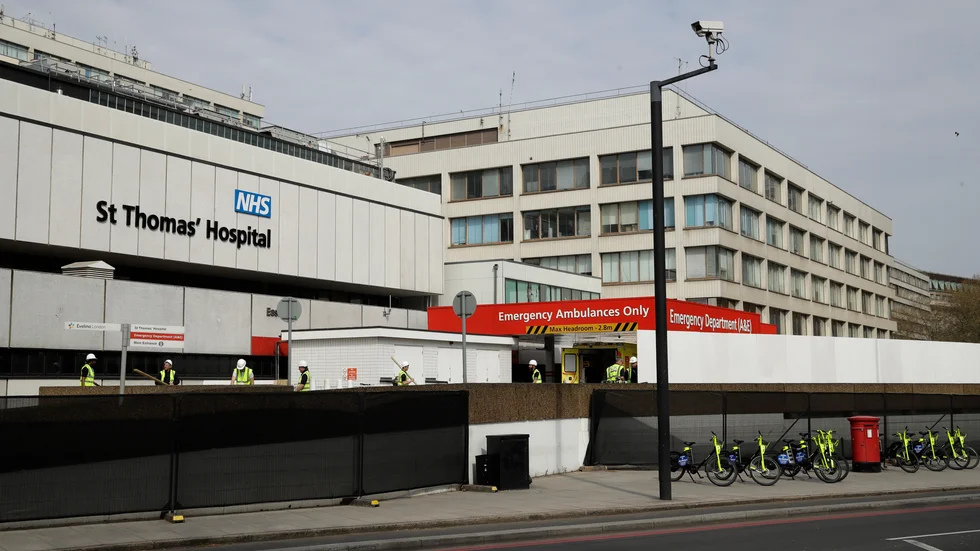 Ett staket byggs för att skymma ingången vid St Thomas' Hospital i centrala London, där premiärminister Boris Johnson vårdas.