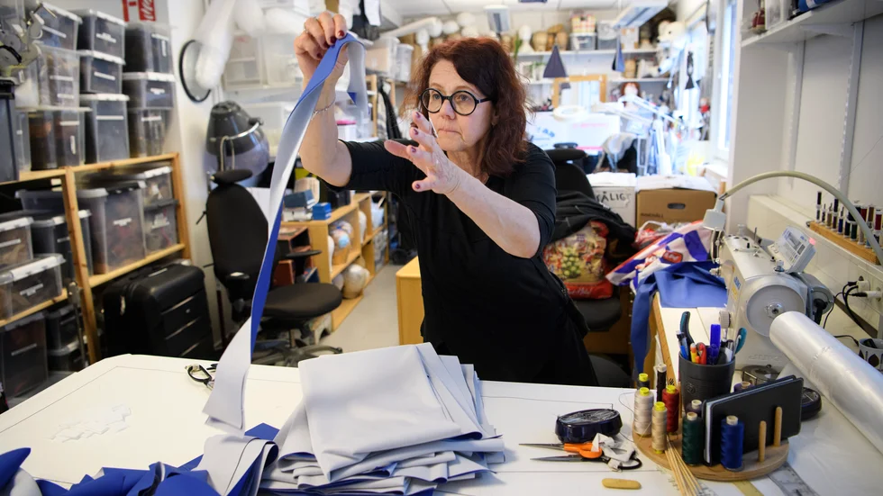 Gudrun Rösnes tillverkar skyddsutrustning under coronapandemin.
