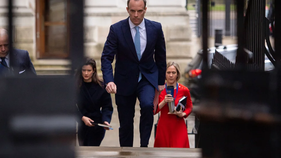 Utrikesminister Dominic Raab tar tillfälligt över Johnsons arbete.