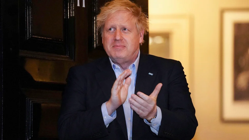 Boris Johnson är sjuk i covid-19. Här är han vid sin bostad den 2 april.