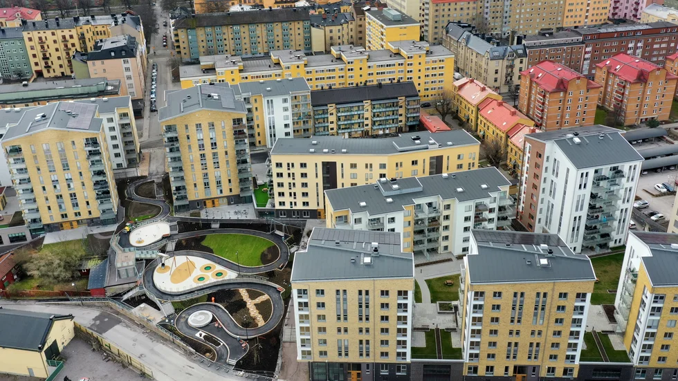Trots fallande bostadspriser ser inte Evelina Ågren, mäklare på Skandiamäklarna, någon anledning att avråda folk från att göra bostadsaffärer: "Fortsätt gå på visningar om du funderar på att köpa".