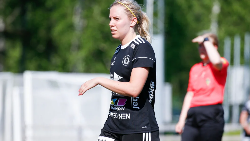 All fotboll skjuts upp.