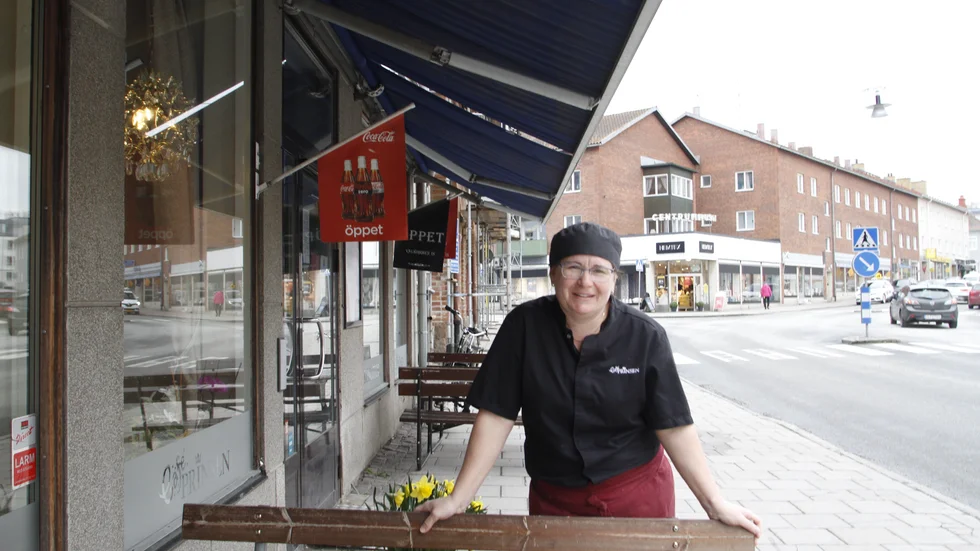 Annica Andersson på Café Prinsen är tacksam för att kommunen bjuder på hyran för trottoarserveringen i dessa bistra tider.