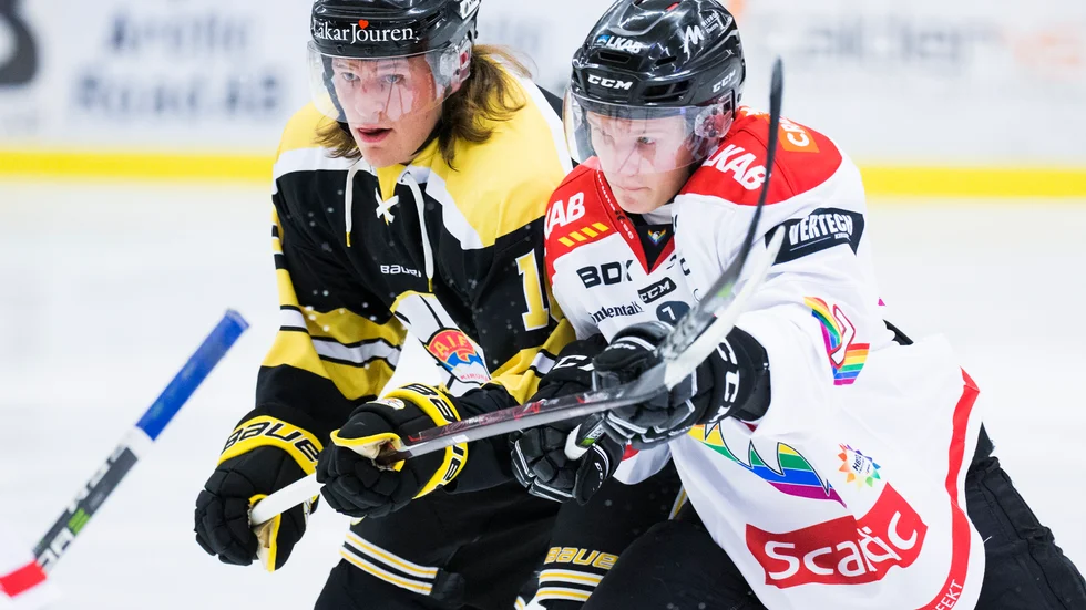 Daniel Taavo i duell under en Kirunaderby.