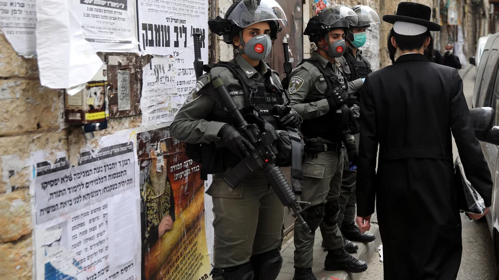 Israelisk kravallutrustad polis i ett ortodoxt kvarter i Jerusalem där invånarna protesterade mot myndigheternas strikta smittskyddsåtgärder. Arkivbild från den 30 mars.