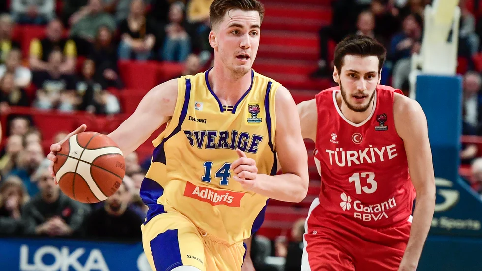 Alexander Lindqvist, här under EM-kvalmatchen mot Turkiet i februari, kommer inte att spela basket-EM 2021. Mästerskapet har skjutits fram ett år.