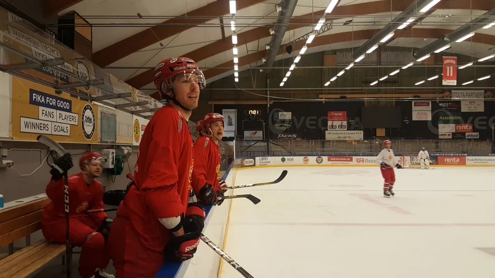 Robin Nilsberth, Viktor Klintsten och Filip Stenmark ingick i det röda lag som vann över det vita när Storvreta spelade internamatch på is i Gränbyhallen.