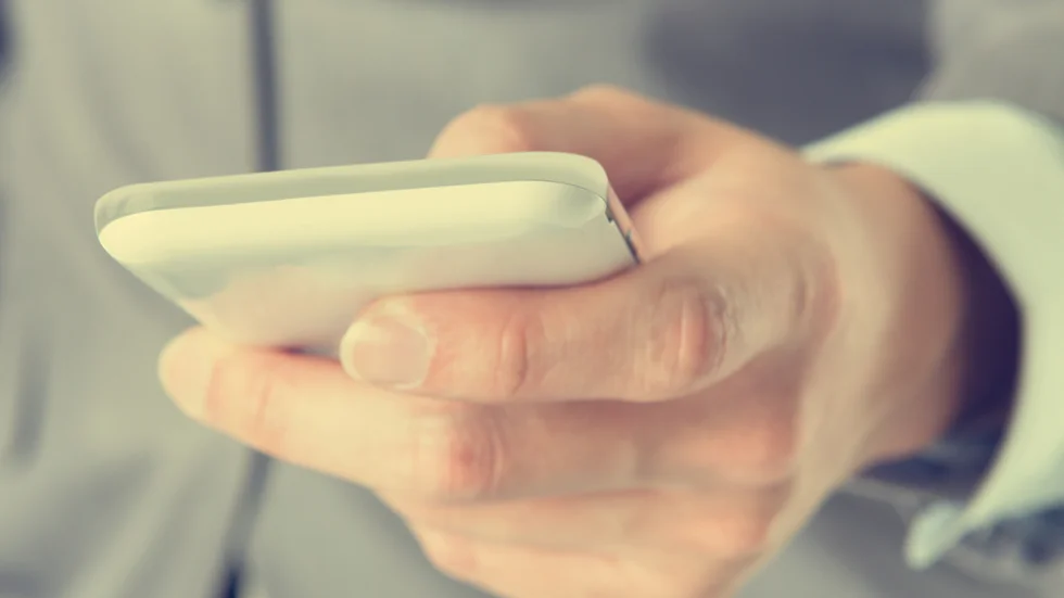 Kvinnan från Motala är misstänkt för att ha skickat hotfulla sms till sonen och svärdottern.