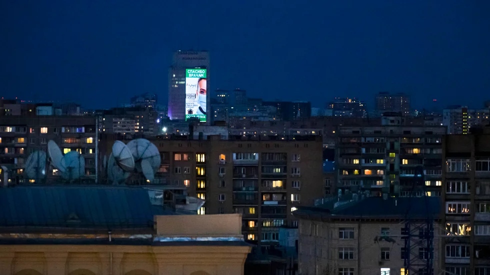 En elektronisk reklamskylt med texten "Tack, läkare" på en kontorsbyggnad i Moskva i lördags.
