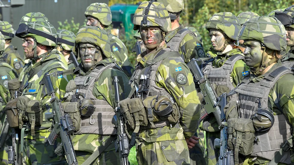 Soldater med kamouflagemålning under försvarsövningen Aurora 17. Arkivbild.