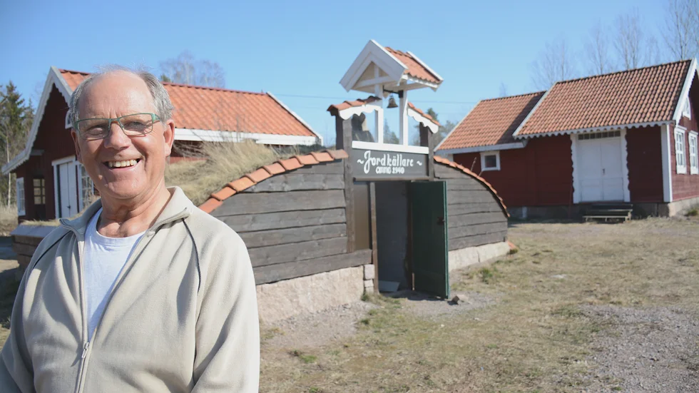 Rein Soowik vid sitt senaste projekt. Jordkällaren i Nyttorp tycker han kan vara en av de finaste i Småland och i bakgrunden en stuga helt byggd av material från en nerplockad mangårdsbyggnad i Knabbarp.