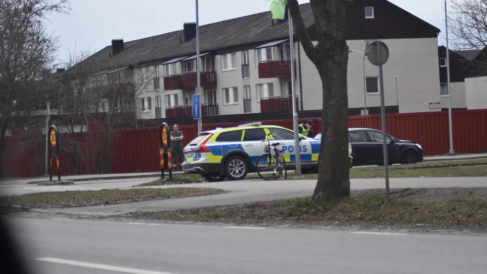 En person fick föras till sjukhus med ambulans efter olyckan.