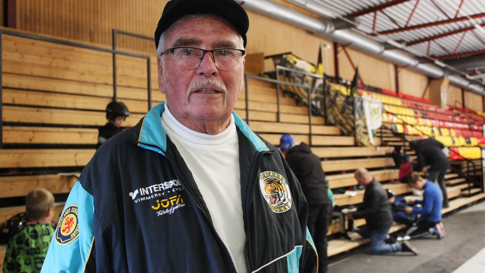 Sten Karlsson, en eldsjäl inom ishockeyn i Vimmerby. Han har varit aktiv sen 1967. Nu slutar han som ledare för Skridskoskolan.
